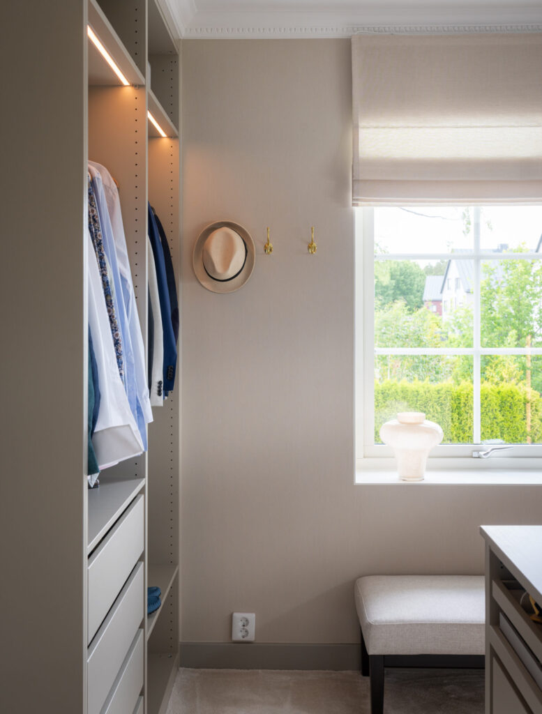 platsbyggd walk in closet