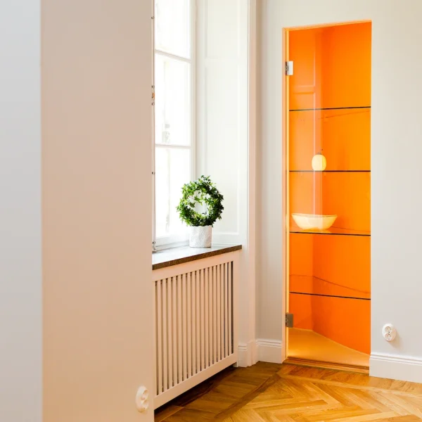 Hyllförvaring i köket som byggts av entreprenadhuset under en köksrenovering i stockholm