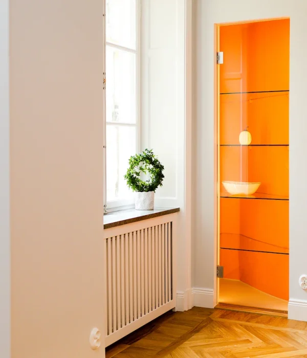 Hyllförvaring i köket som byggts av entreprenadhuset under en köksrenovering i stockholm