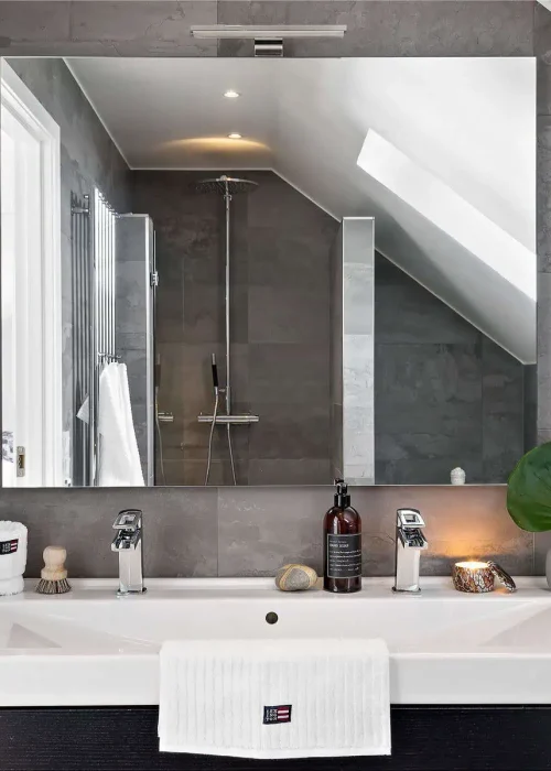 Badrumsrenovering i Täby med grått kakel och stort handfat