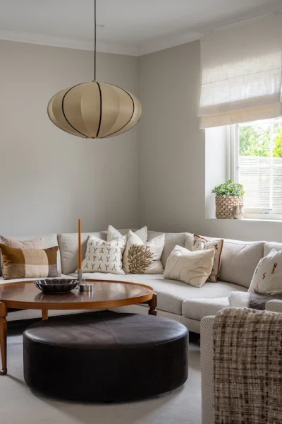 Totalrenovering i stockholm av vardagsrum hemma hos en kund med beige soffa och trä soffbord som inredning