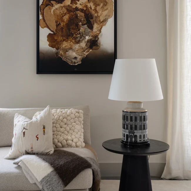 Platsbyggd walk in closet med soffa och lampa