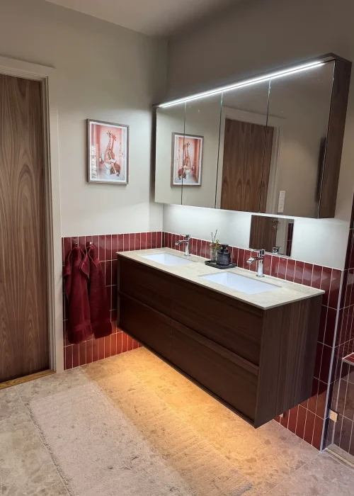 Badrumsrenovering i stockholm med rött kakel och ett handfat