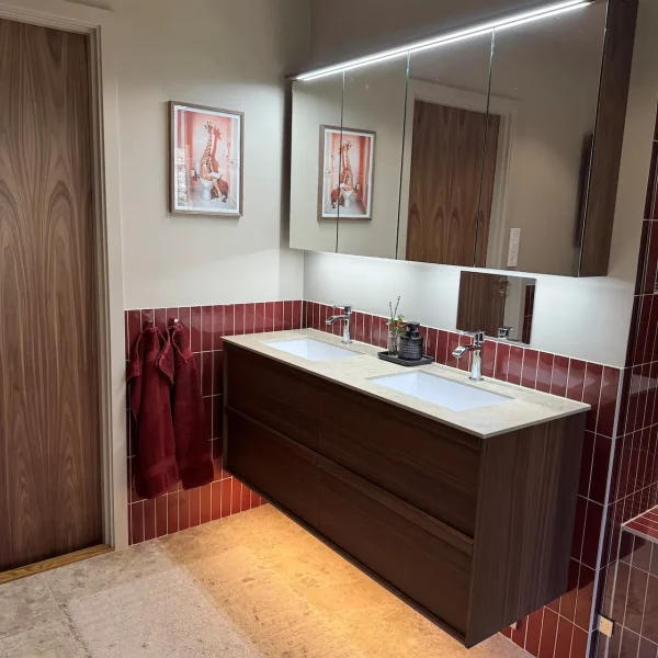 Badrumsrenovering i stockholm med rött kakel och ett handfat