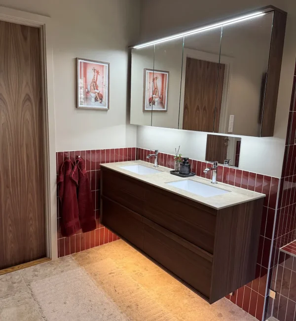 Badrumsrenovering i stockholm med rött kakel och ett handfat