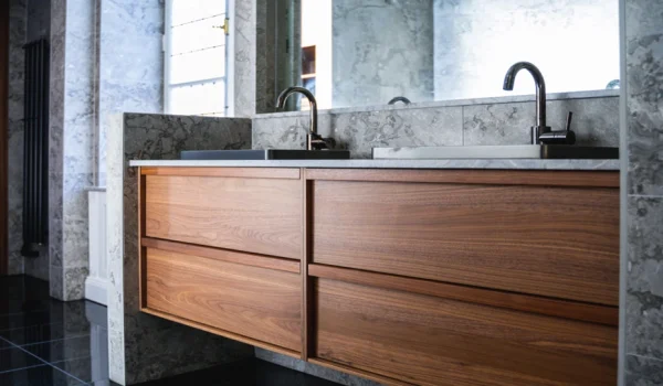 Grått badrum med trä badrumsskåp