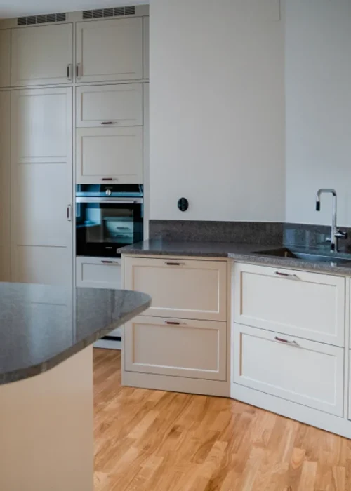 Köksrenovering stockholm i ett ljust kök